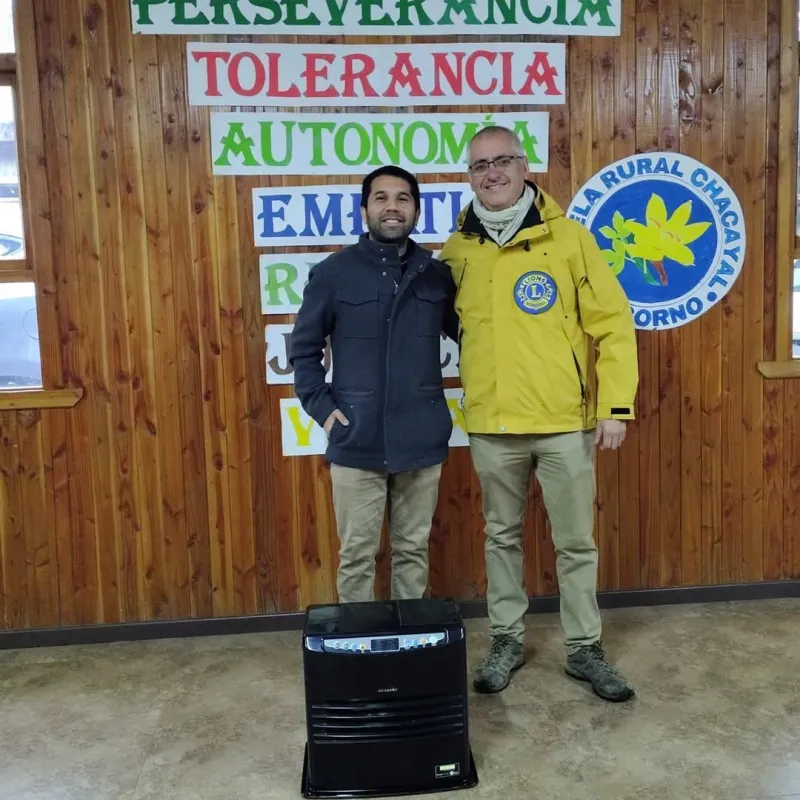 🦁❤️ AYUDAR TAMBIÉN ES ENTREGAR CALOR Nuestro Club hizo entrega de una estufa a parafina, al direc...
